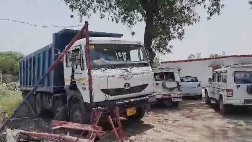 डंपर ने बाइक सवार तीन युवकों काे राैंदा