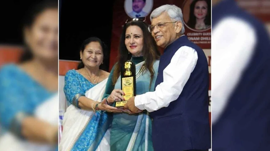 डॉ बीके जैन को फिल्म अभिनेत्री ने किया सम्मानित