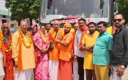 रिजर्व बस से 65 बुजुर्ग सपत्नीक चार धाम यात्रा के लिए रवाना