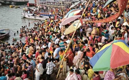 वाराणसी : गंगा दशहरा पर लाखों श्रद्धालुओं ने पुण्य सलिला गंगा में लगाई आस्था की डुबकी, किया दान पुण्य