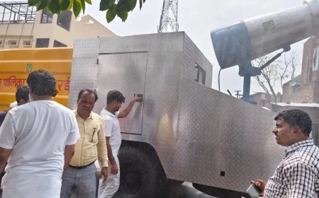 गर्मी से राहत के लिए मशीन से जालौन की सड़कों पर पानी की फुहार