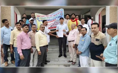 मांगों को लेकर एक दिवसीय भूख हड़ताल पर बैठे कर्मचारी