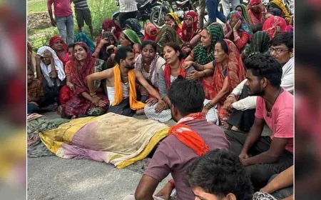 युवक की मौत के बाद परिजनों ने शव रखकर लगाया जाम