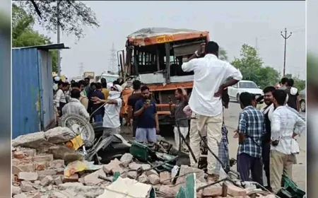 अनियंत्रित रोडवेज बस दुकान में घुसी, चार घायल, कई वाहन क्षतिग्रस्त