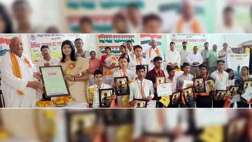 आयुष्मान वानप्रस्थ विश्वविद्यालय ने मेधावी छात्र-छात्राओं को किया सम्मानित
