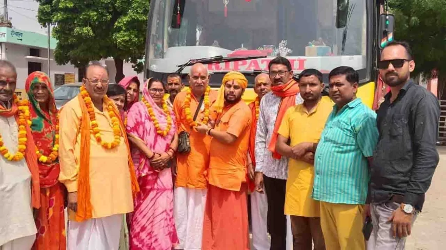 रिजर्व बस से 65 बुजुर्ग सपत्नीक चार धाम यात्रा के लिए रवाना