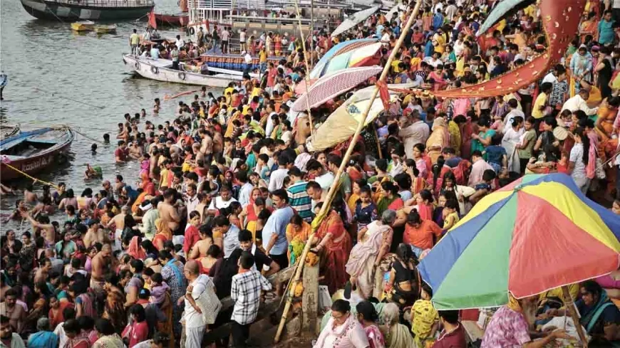वाराणसी : गंगा दशहरा पर लाखों श्रद्धालुओं ने पुण्य सलिला गंगा में लगाई आस्था की डुबकी, किया दान पुण्य