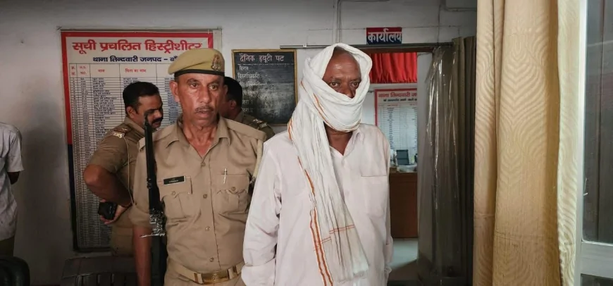 बांदा : 8 हजार रुपए की घूस लेते रंगे हाथ पकड़े गए राजस्व निरीक्षक, एंटी करप्शन टीम की बड़ी कार्रवाई