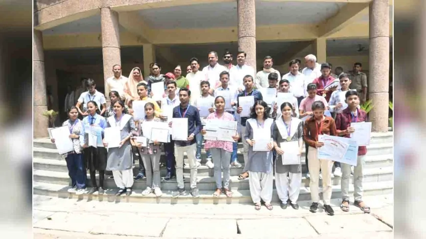 जनपद के मेधावी विद्यार्थियों एवं राष्ट्रीय स्तर के पदक विजेता खिलाड़ियों का सम्मान