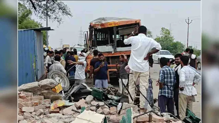 अनियंत्रित रोडवेज बस दुकान में घुसी, चार घायल, कई वाहन क्षतिग्रस्त
