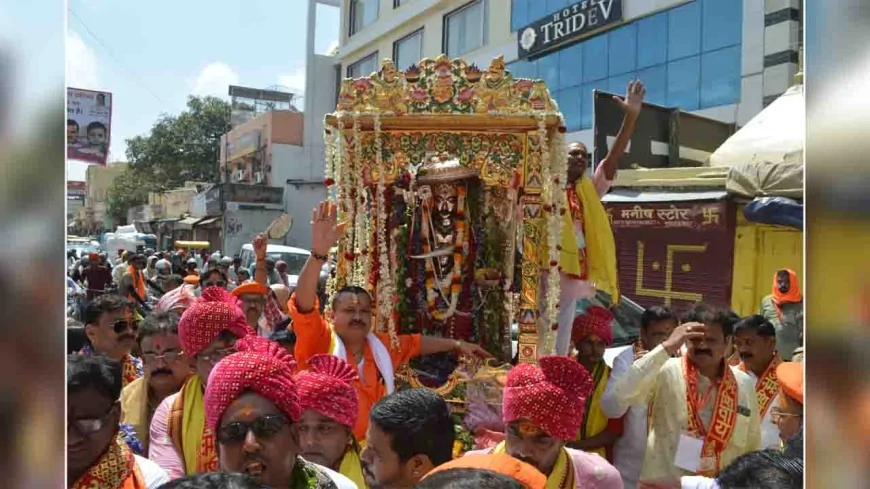 काशी के कोतवाल बाबा कालभैरव नगर भ्रमण पर निकले, काठ की हवेली से निकली शोभायात्रा