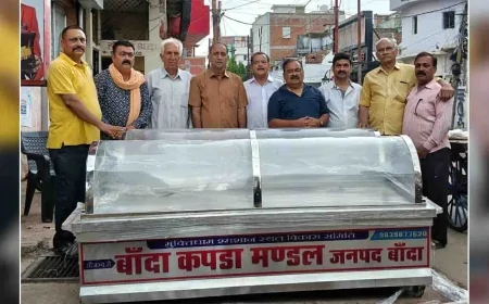 बांदा कपड़ा व्यापार मंडल ने मुक्तिधाम समिति को भेंट किए दो डेड बॉडी फ्रीजर