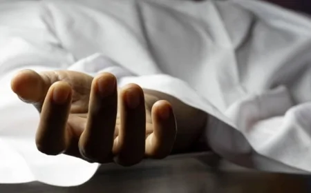 बाँदा : प्रेम प्रसंग में फांसी या साजिश? किशोरी का शव दुकान में फंदे से लटका मिला, हत्या का आरोप