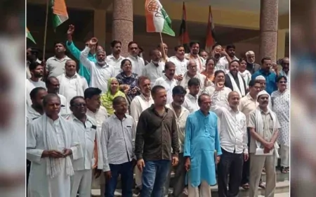 सरकारी स्कूलों को बंद करने के विरोध में कांग्रेस का प्रदर्शन, राज्यपाल के नाम सौंपा ज्ञापन