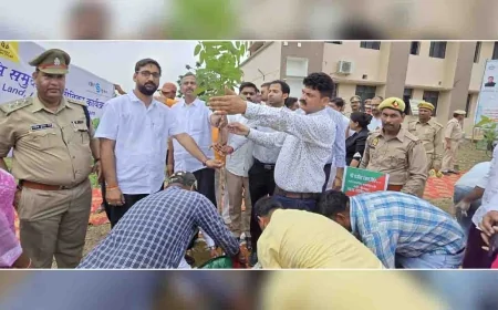 नुक्कड नाटक कर लोगों से अधिकाधिक पौधे लगाने की अपील