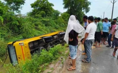 विद्यालय की बस अनियंत्रित होकर नहर में गिरी,10 छात्र घायल