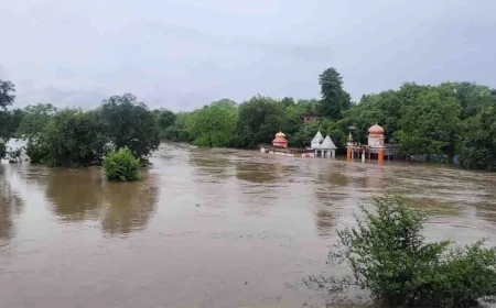 उप्र के चित्रकूट की मंदाकिनी नदी में आई बाढ़, रामघाट मुख्य मार्ग पर चल रहीं नावें