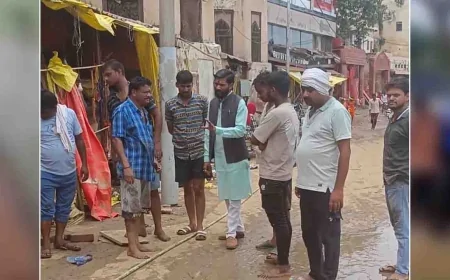 पीड़ित दुकानदारों व मृतक के परिजनो से मिले व्यापारी नेता