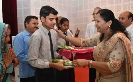 सदगुरु पब्लिक स्कूल के छात्रों को बाटे गए छात्रवृत्ति