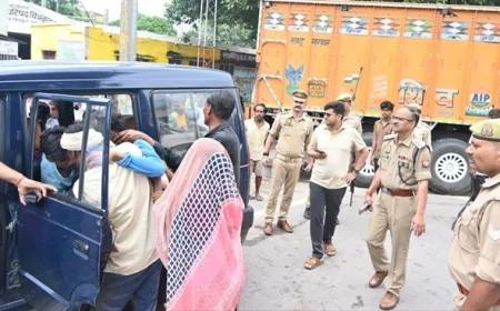 भवन में अचानक टाइल्स गिरने से मजदूर घायल