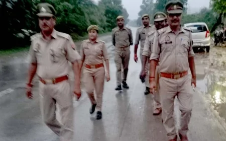 पैदल गश्त कर पुलिस ने सुरक्षा का लिया जायजा