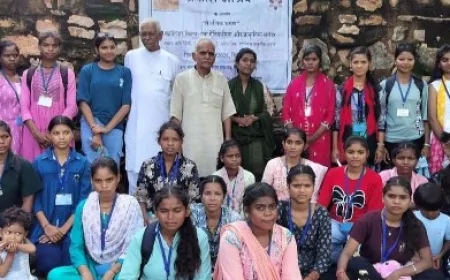 कालिंजर दुर्ग का आदिवासी बालिकाओं को कराया शैक्षणिक भ्रमण