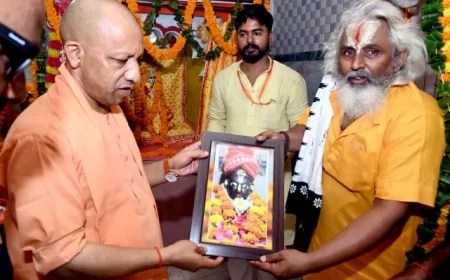 तुलसी जन्मस्थली राजापुर पहुंचे सीएम योगी, रामचरितमानस के दर्शन कर किया तुलसीदास प्रतिमा का अनावरण