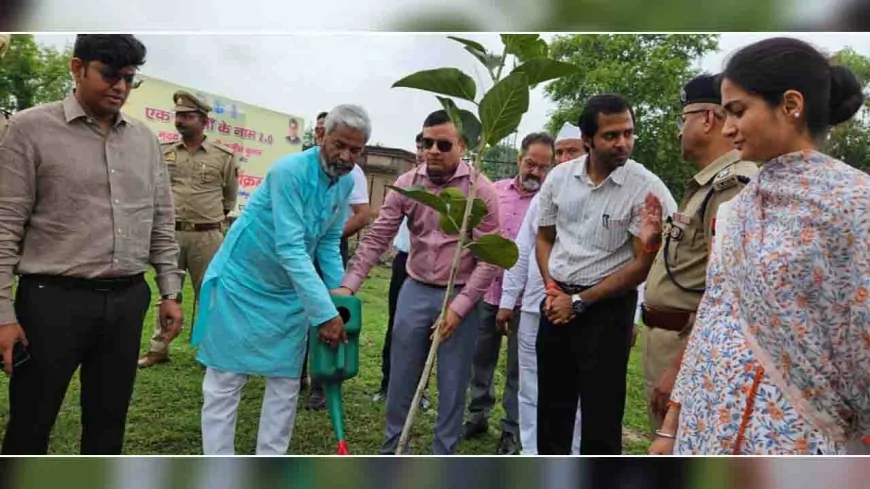 अफसरो ने कलेक्ट्रेट परिसर में लगाए पौधे