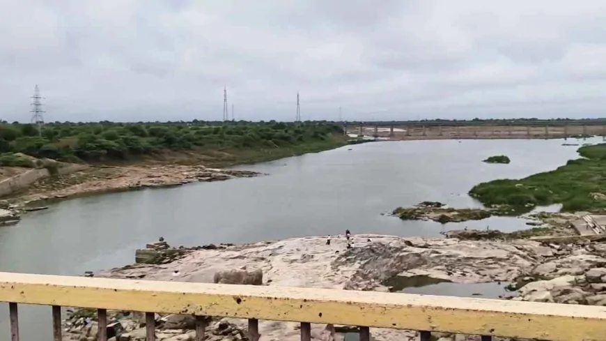 बांदा में केन नदी का जलस्तर बढ़ा, यमुना में गिरावट जारी