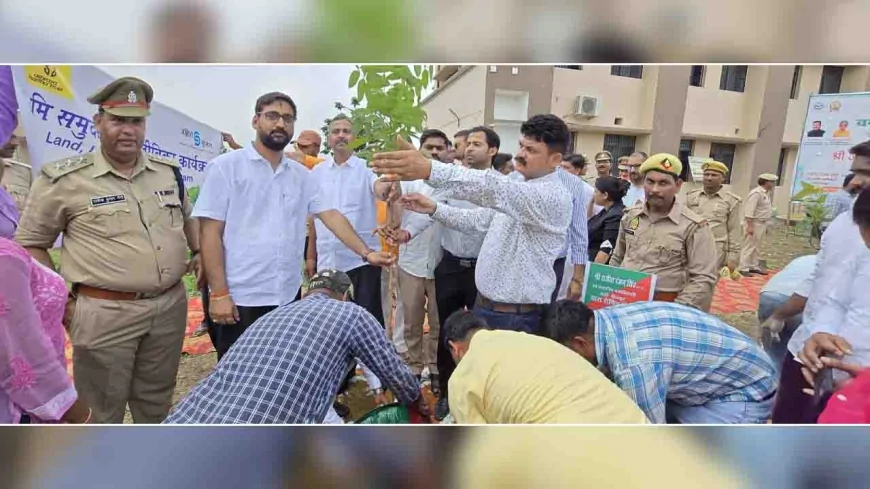 नुक्कड नाटक कर लोगों से अधिकाधिक पौधे लगाने की अपील