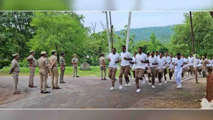 एसपी ने परेड़ का निरीक्षण कर अनुशासन का पढ़ाया पाठ