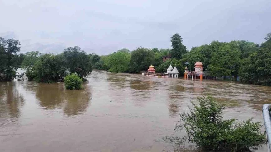 उप्र के चित्रकूट की मंदाकिनी नदी में आई बाढ़, रामघाट मुख्य मार्ग पर चल रहीं नावें