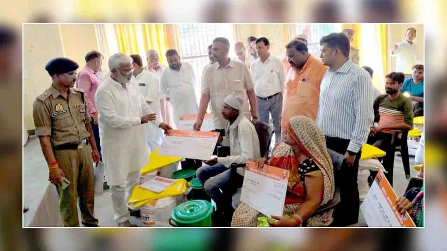 मंत्री ने बाढ़ पीड़ितो से नुकसान का लिया जायजा, बांटी राहत किट