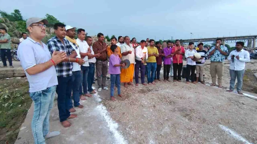 केन जल महाआरती में उमड़ा श्रद्धा का सैलाब, मां केन की धारा ने मोहा मन