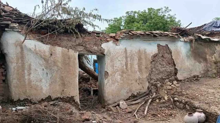 बारिश से मकान ढहने का सिलसिला जारी,मलबे में दबकर तीन घायल