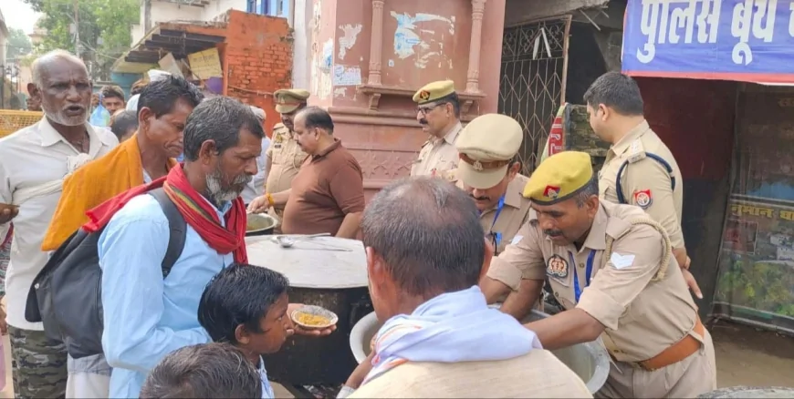 पुलिस ने श्रद्धालुओ को बांटी पूड़ी-सब्जी