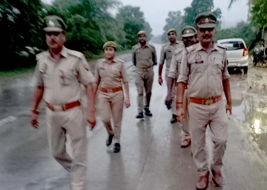 पैदल गश्त कर पुलिस ने सुरक्षा का लिया जायजा