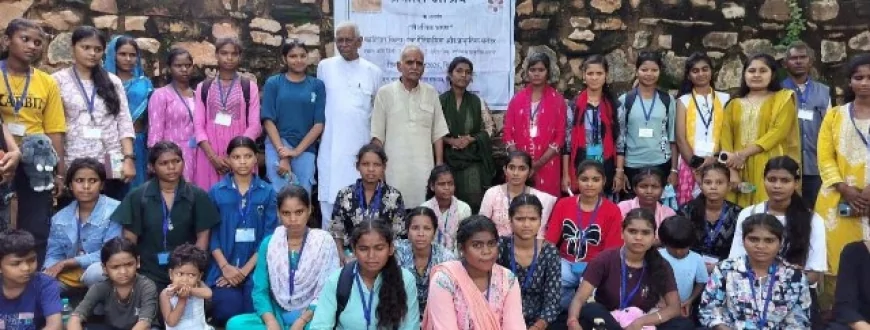 कालिंजर दुर्ग का आदिवासी बालिकाओं को कराया शैक्षणिक भ्रमण