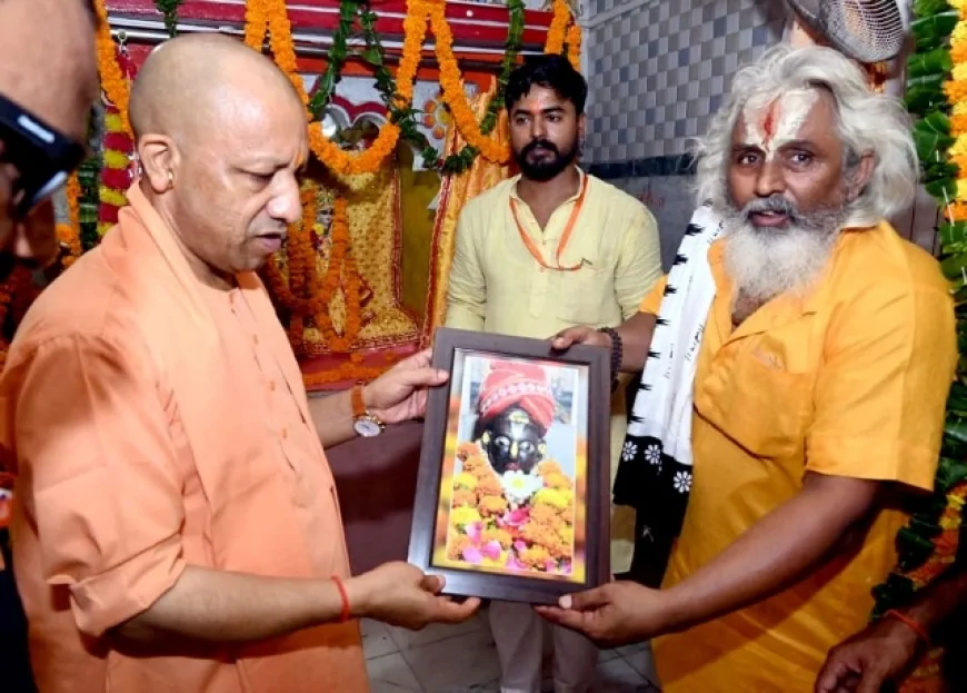 तुलसी जन्मस्थली राजापुर पहुंचे सीएम योगी, रामचरितमानस के दर्शन कर किया तुलसीदास प्रतिमा का अनावरण