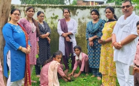 टीम ने बेटियो के हाथ से लगवाए पौधे