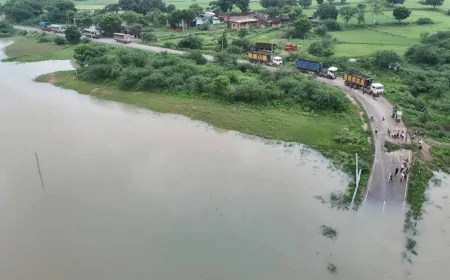 बबेरू-तिंदवारी मार्ग पर स्थित सिमौनी पुल पर यातायात ठप