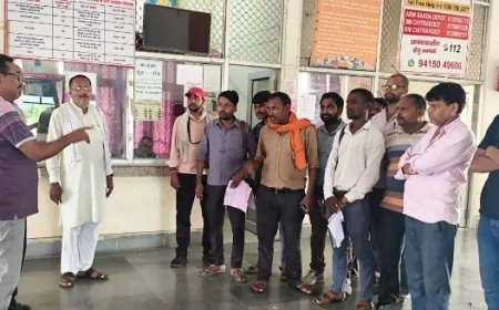 ग्रामीणों ने चकबंदी कराने को डीएम से लगाई फरियाद