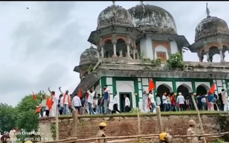 उप्र. के फतेहपुर में विवादित स्थल पर हिंदू संगठनों ने लगाया ध्वज, प्रशासन ने वार्ता कर बहाल की शान्ति व्यवस्था