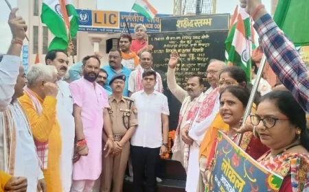 जिला प्रशासन ने निकाली तिरंगा यात्रा, शहीदो को दी श्रद्धांजलि