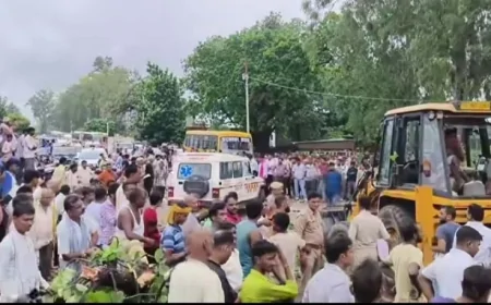 स्कार्पियो पर गिरा पेड़, दम्पति की मौत, तीन घायल