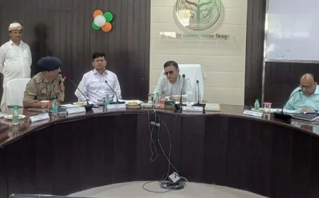 मंडलायुक्त ने कानून व्यवस्था एवं विकास कार्यो की समीक्षा कर मातहतो को दिए निर्देश