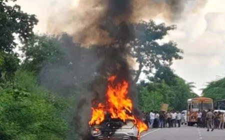 चलती कार में लगी आग, कूद कर बचाई जान