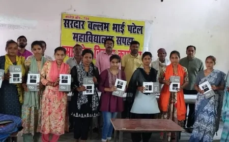महाविद्यालय में छात्र-छात्राओ को बांटे गए टैबलेट