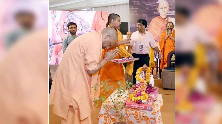गोस्वामी संत तुलसी की जन्म जयंती कार्यक्रम में शामिल हुए सीएम योगी आदित्यनाथ
