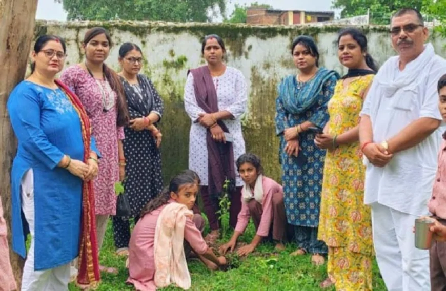 टीम ने बेटियो के हाथ से लगवाए पौधे